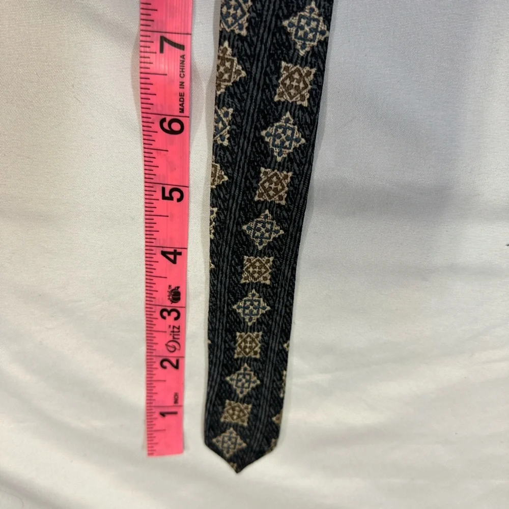 Vintage Claiborne 1995 Men’s Tie Colors Tan Blues Cream NWT NEW
